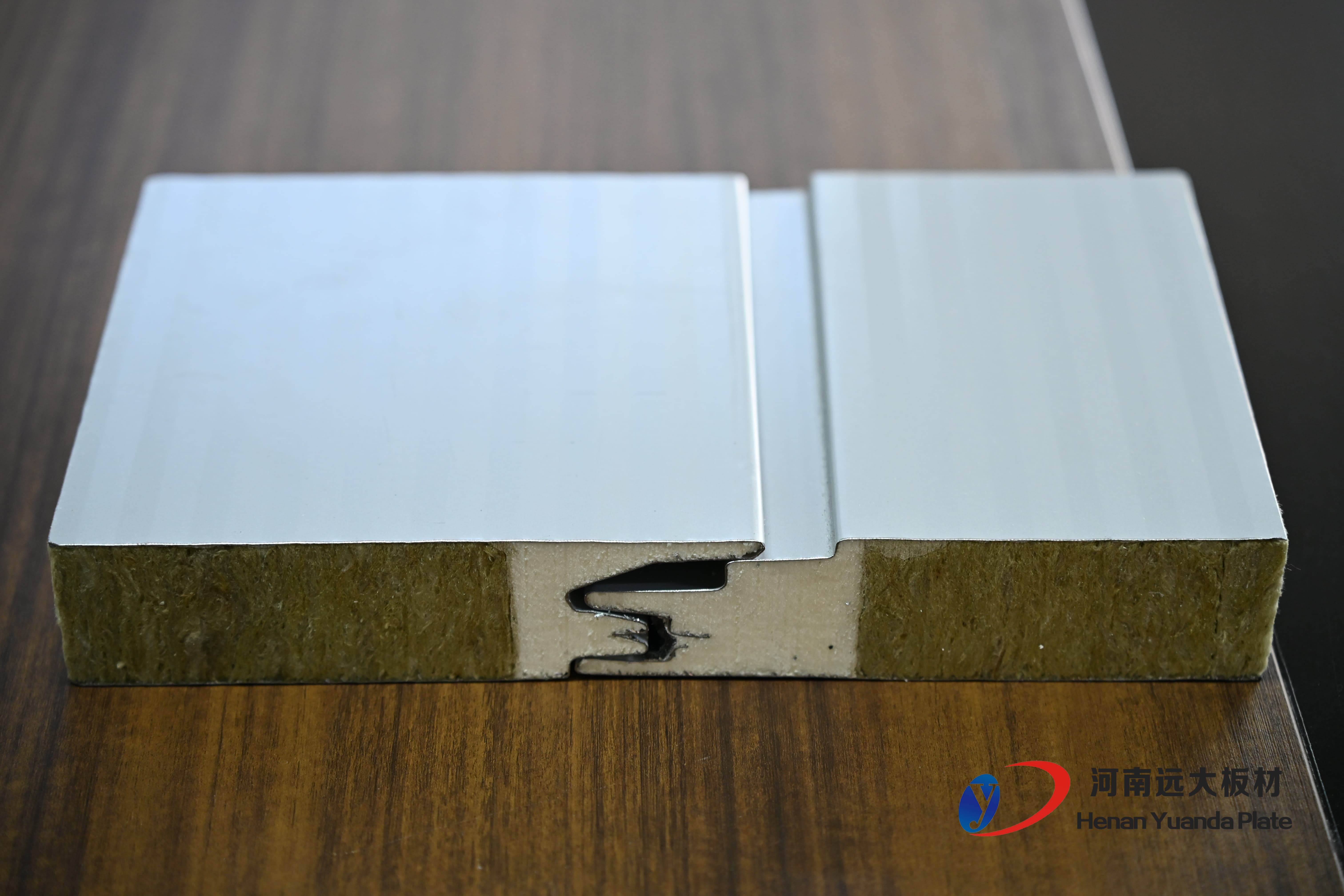 資深工程顧問揭秘：大型項目為何必選聚氨酯封邊巖棉板？